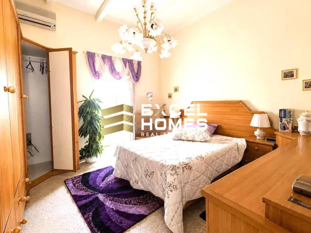 Town House in Paola